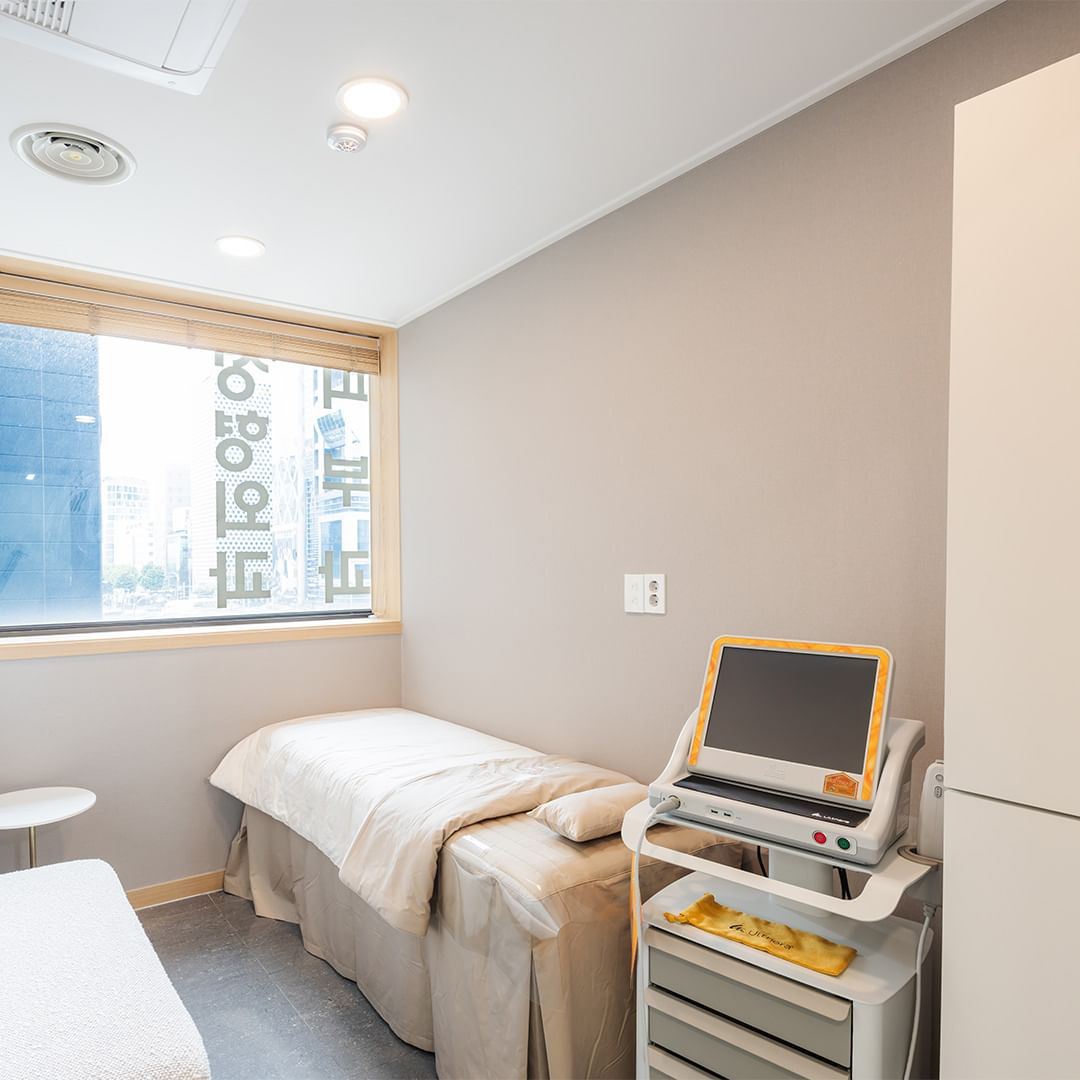 Treatment room with lifting device at Nest Clinic Gangnam, Seoul